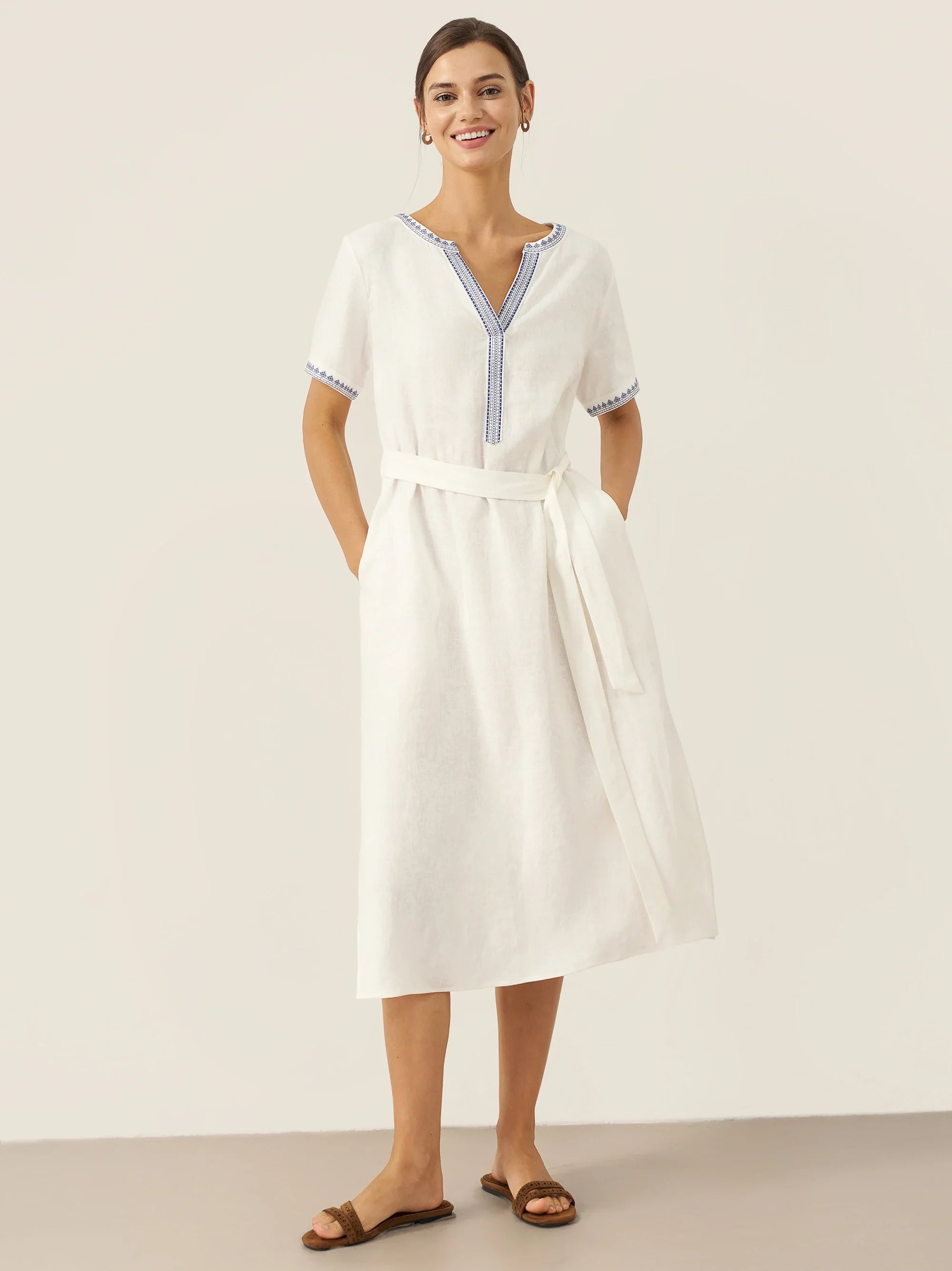 100% Leinen Besticktes V-Ausschnitt Midi-Kleid mit Gürtel FELLIS