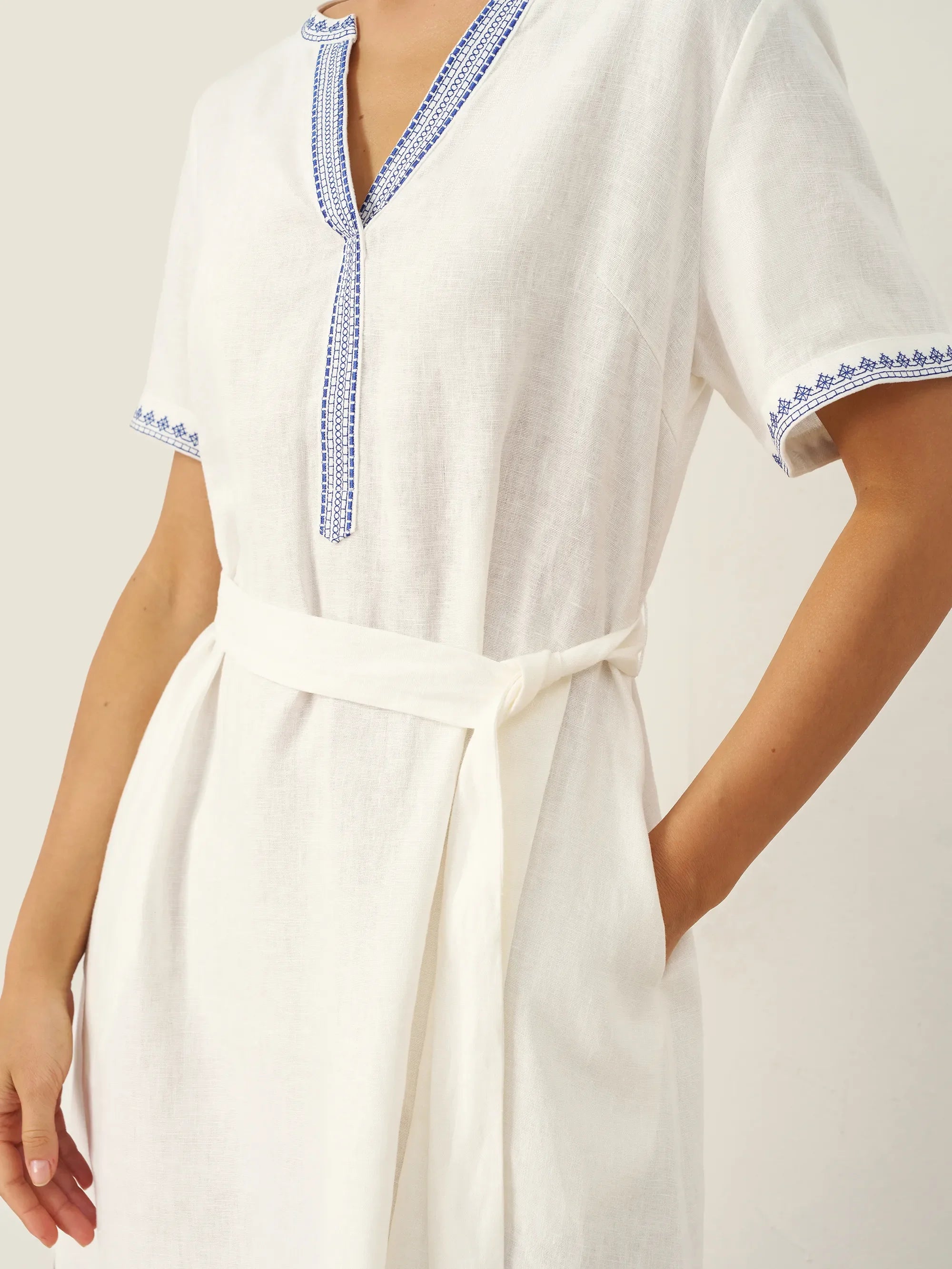 100% Leinen Besticktes V-Ausschnitt Midi-Kleid mit Gürtel FELLIS