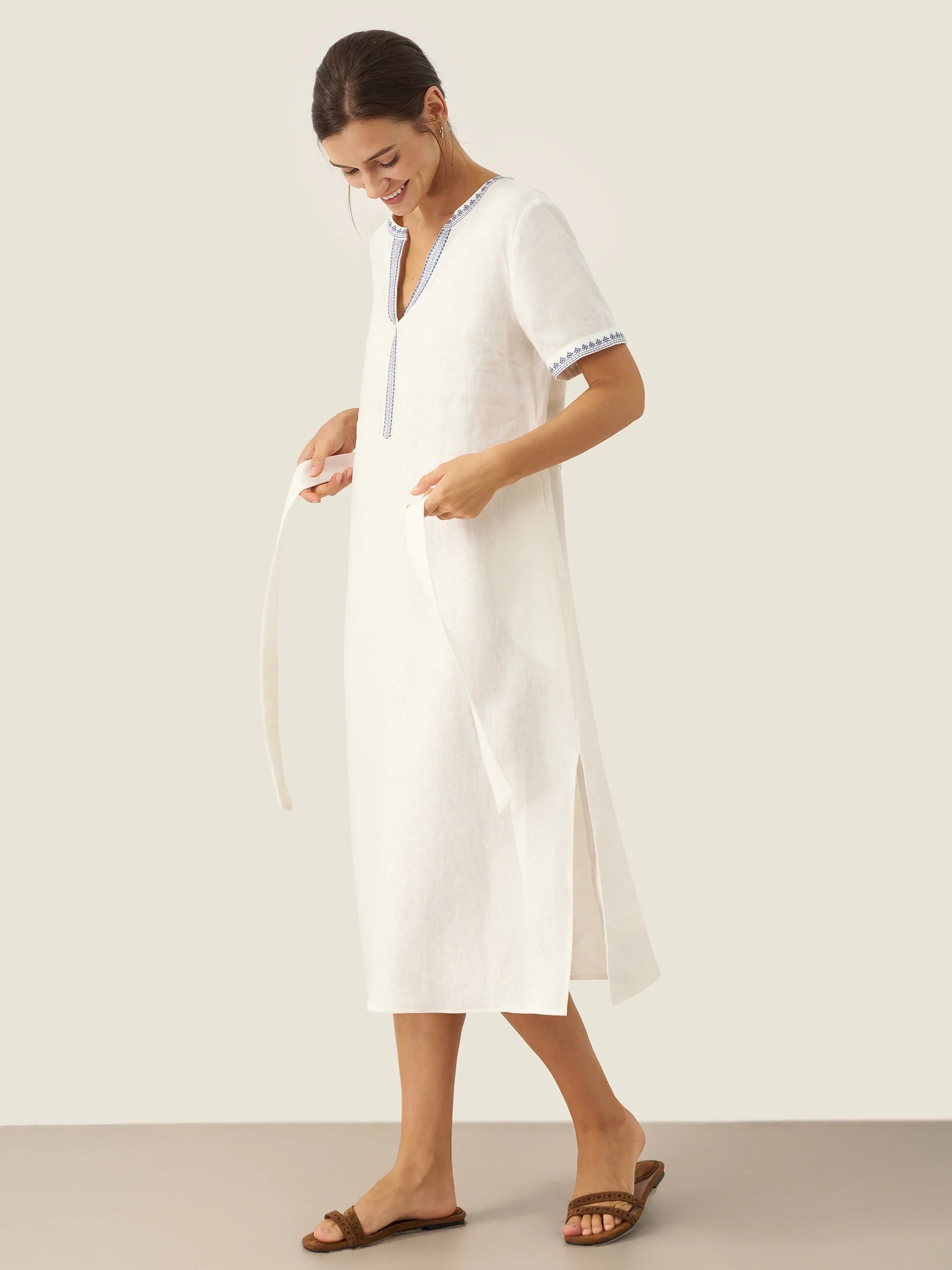 100% Leinen Besticktes V-Ausschnitt Midi-Kleid mit Gürtel FELLIS
