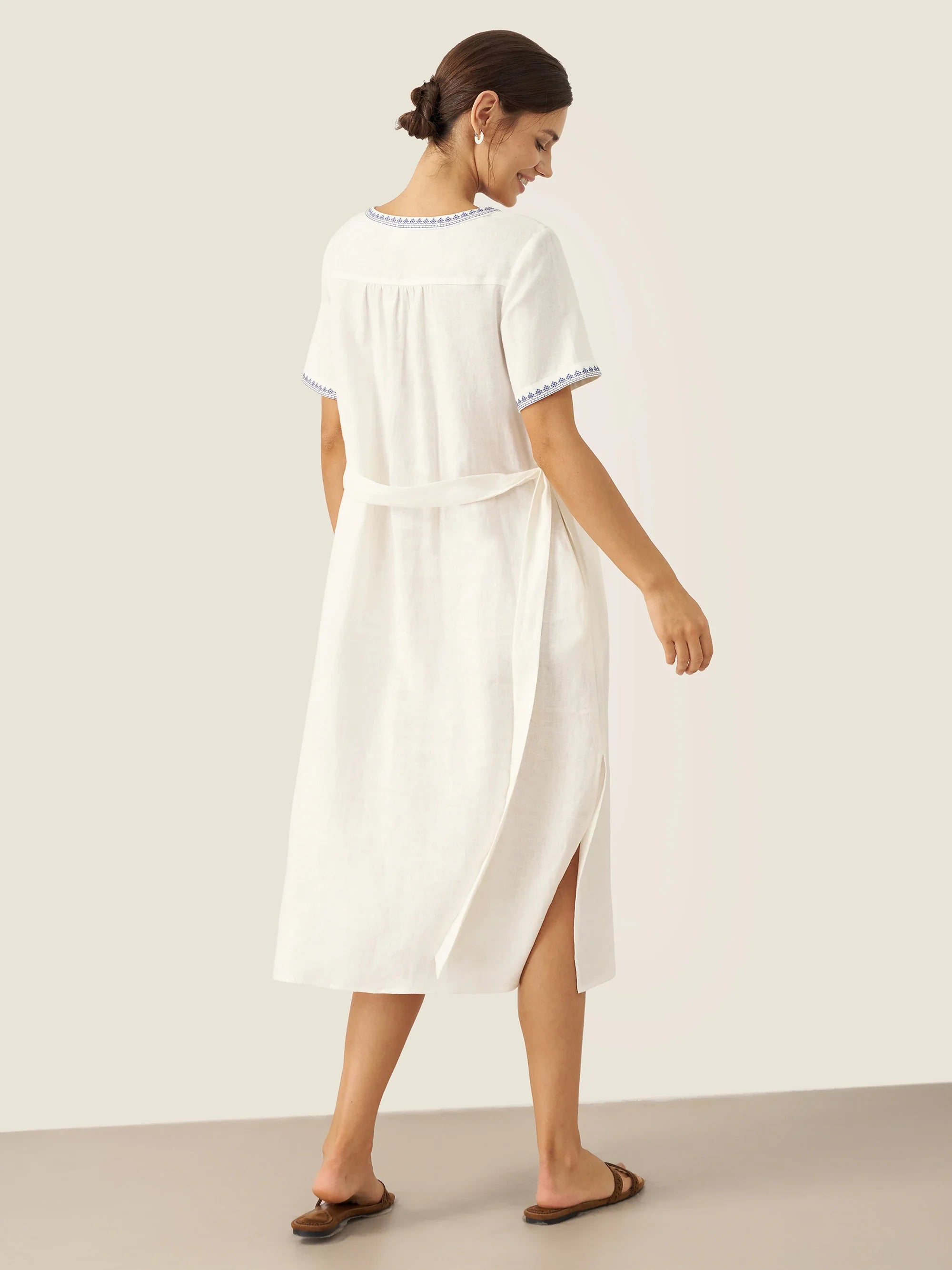 100% Leinen Besticktes V-Ausschnitt Midi-Kleid mit Gürtel FELLIS