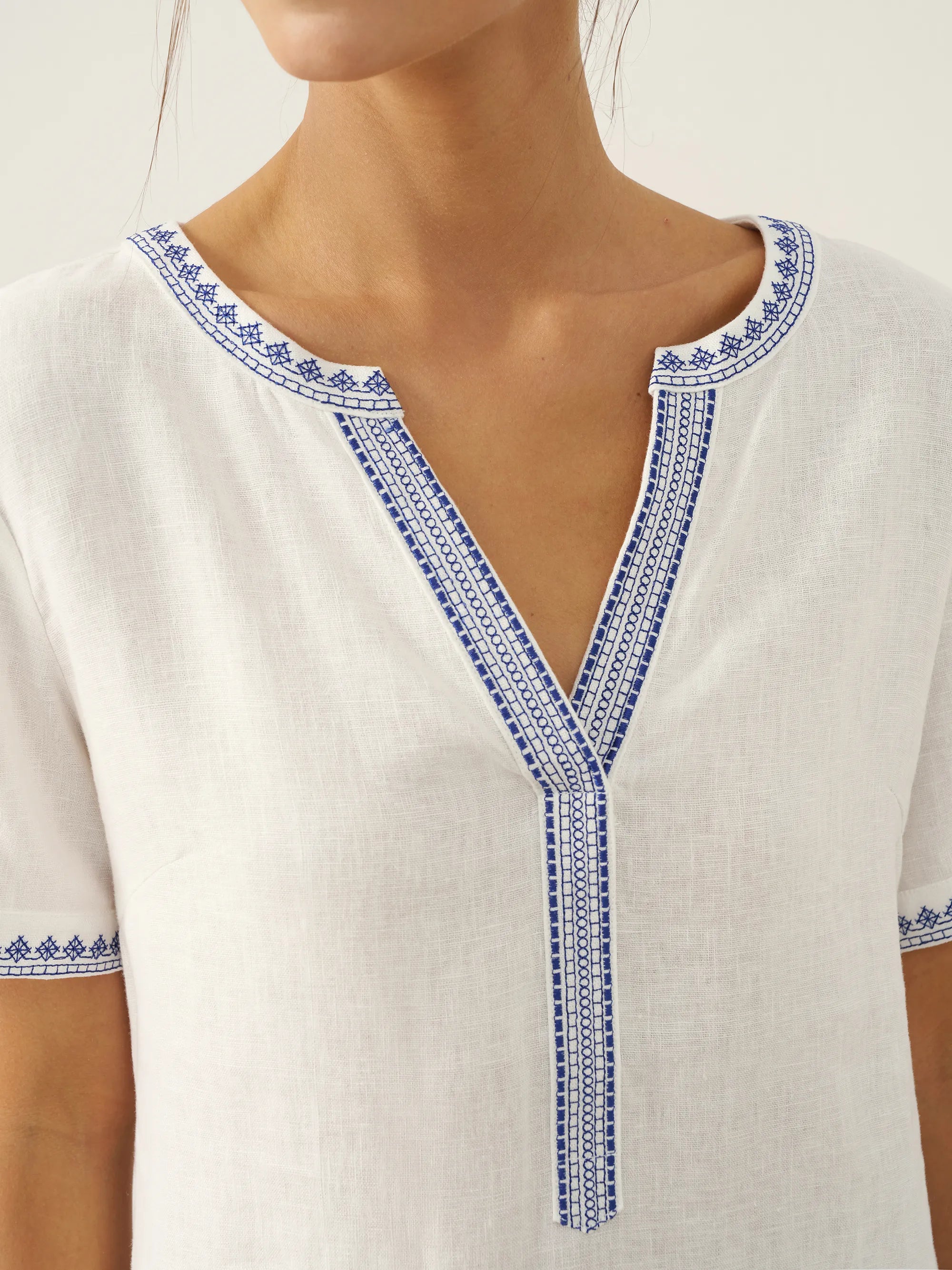 100% Leinen Besticktes V-Ausschnitt Midi-Kleid mit Gürtel FELLIS