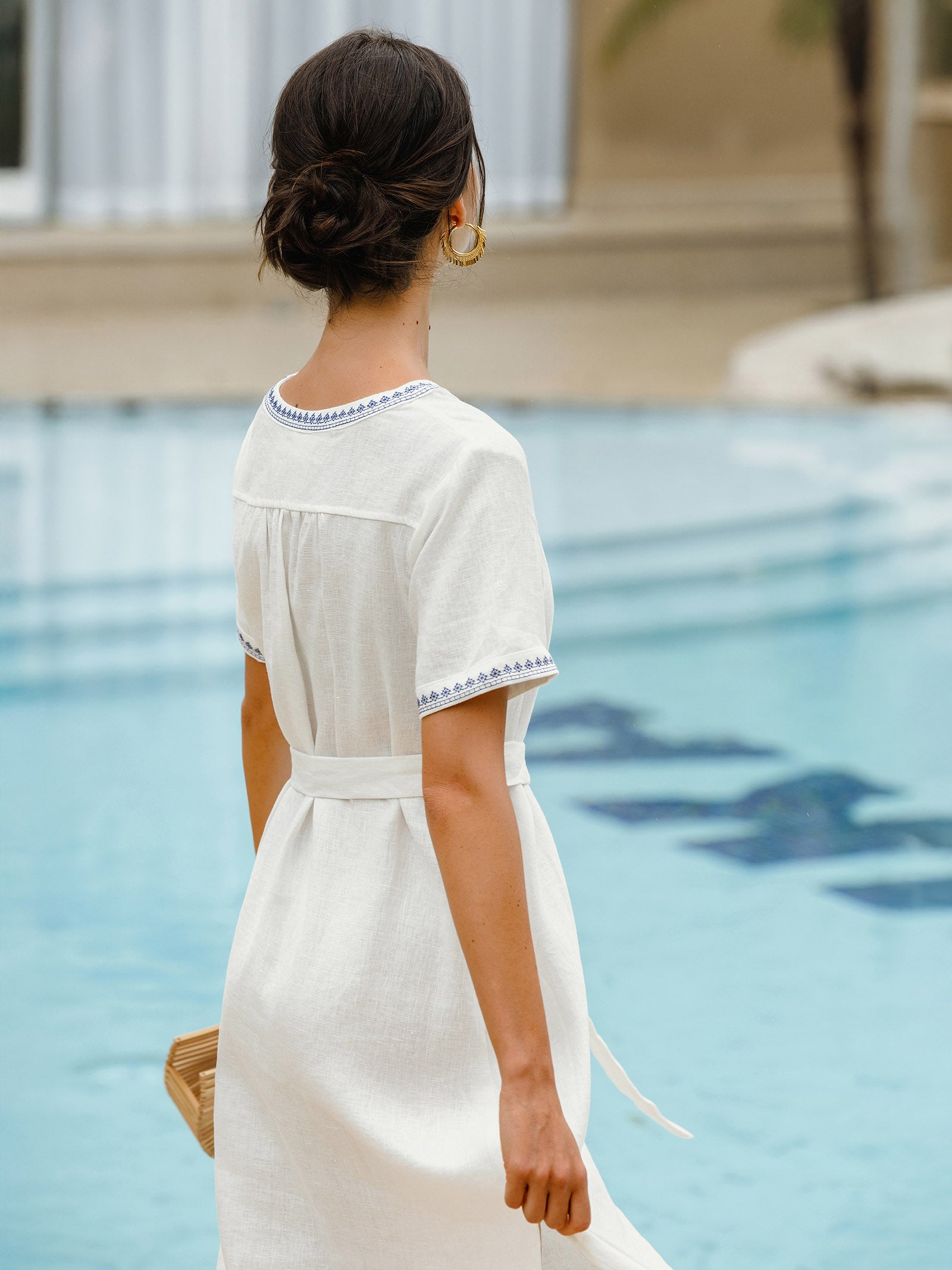 100% Leinen Besticktes V-Ausschnitt Midi-Kleid mit Gürtel FELLIS