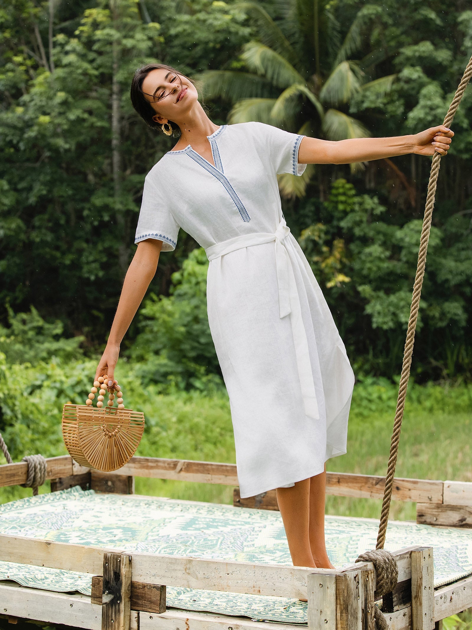 100% Leinen Besticktes V-Ausschnitt Midi-Kleid mit Gürtel FELLIS